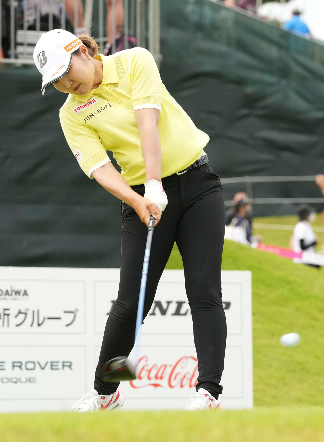 1番、ティーショットを放つ高橋（撮影・小沢裕）