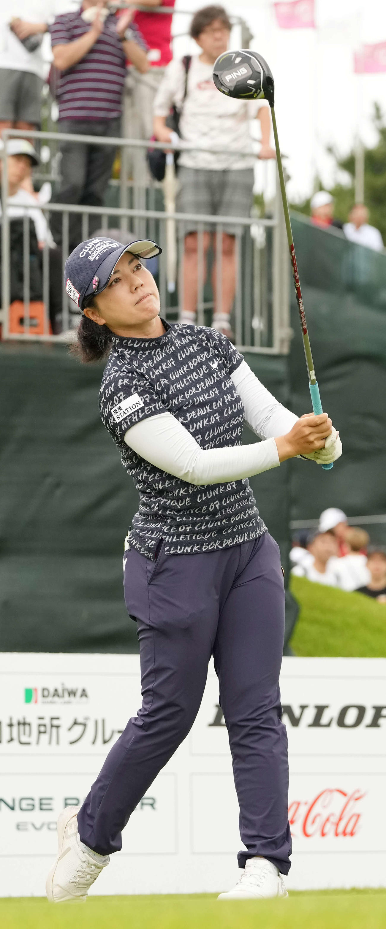 1番、ティーショットを放つ下川（撮影・小沢裕）