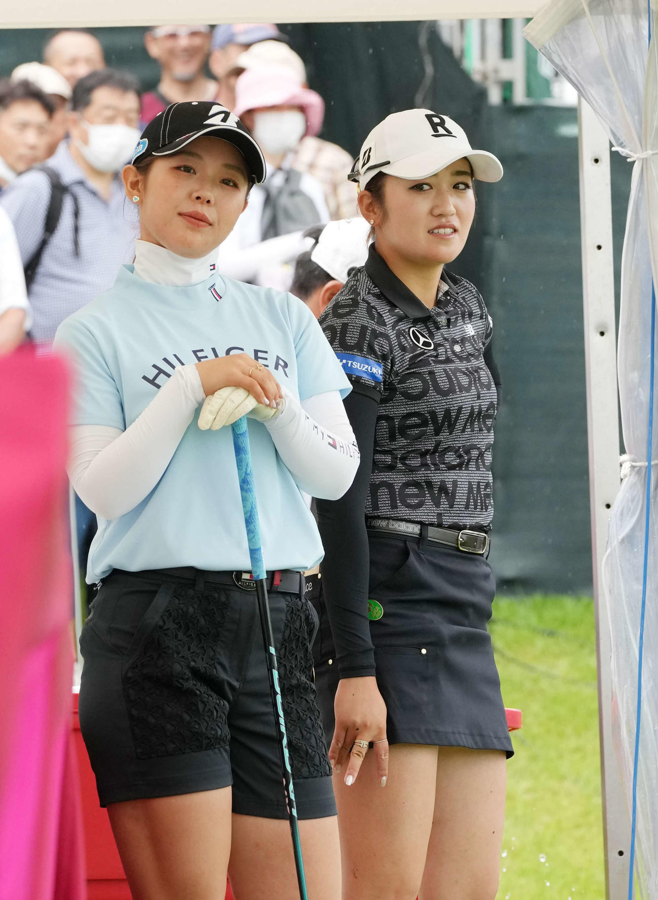 1番、スタート前にテントで雨宿りする吉田優（左）と稲見（撮影・小沢裕）