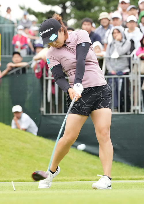 1番、ティーショットを放つ永峰（撮影・小沢裕）