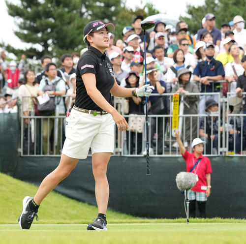 1番、ティーショットを放ち打球を見つめる岩井明（撮影・小沢裕）