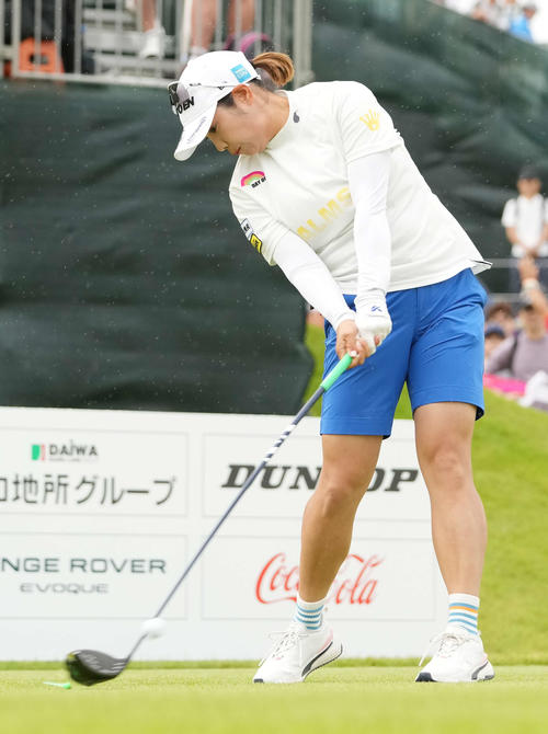 1番、ティーショットを放つ浜田（撮影・小沢裕）