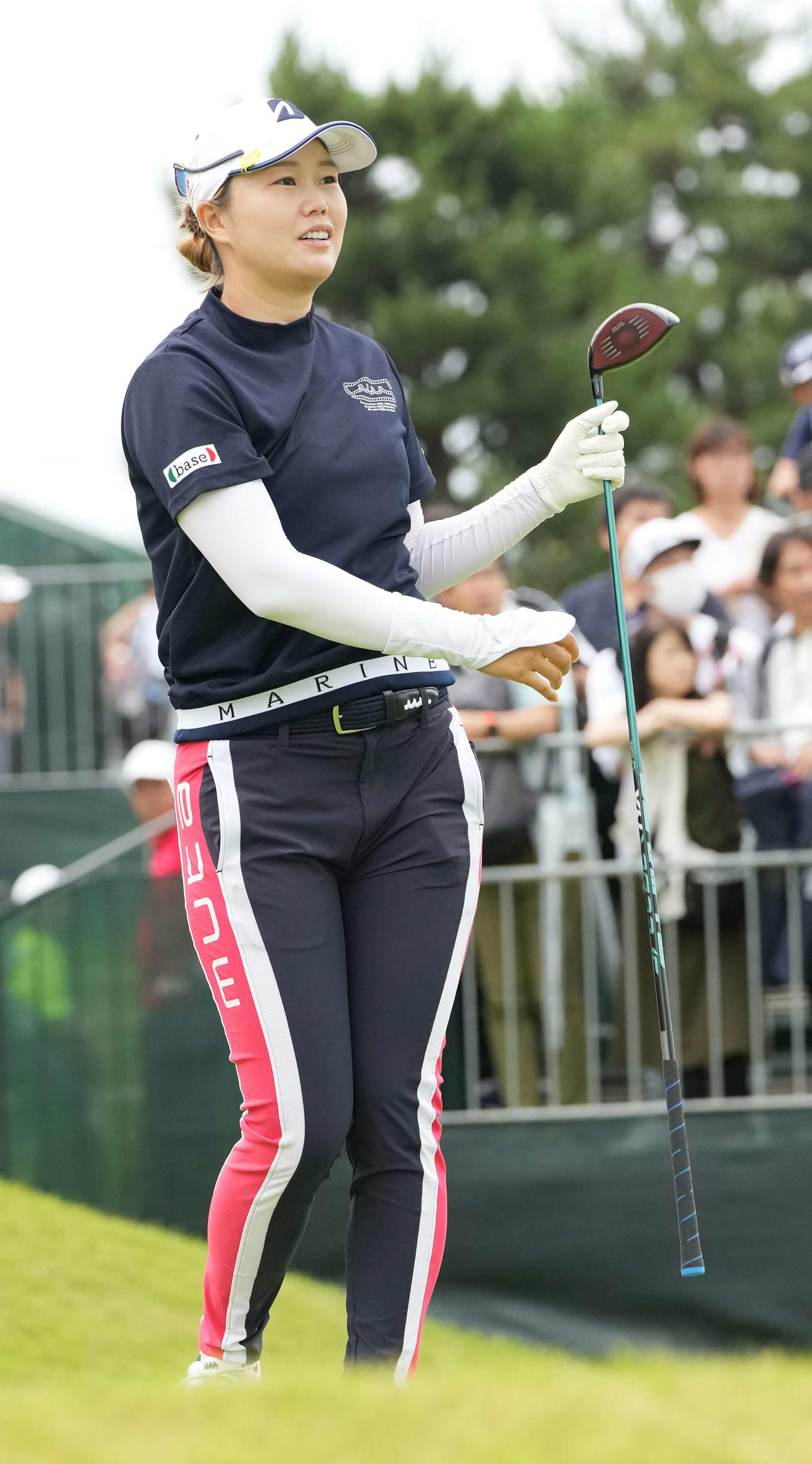 1番、ティーショットを放ち打球を見つめる福山（撮影・小沢裕）