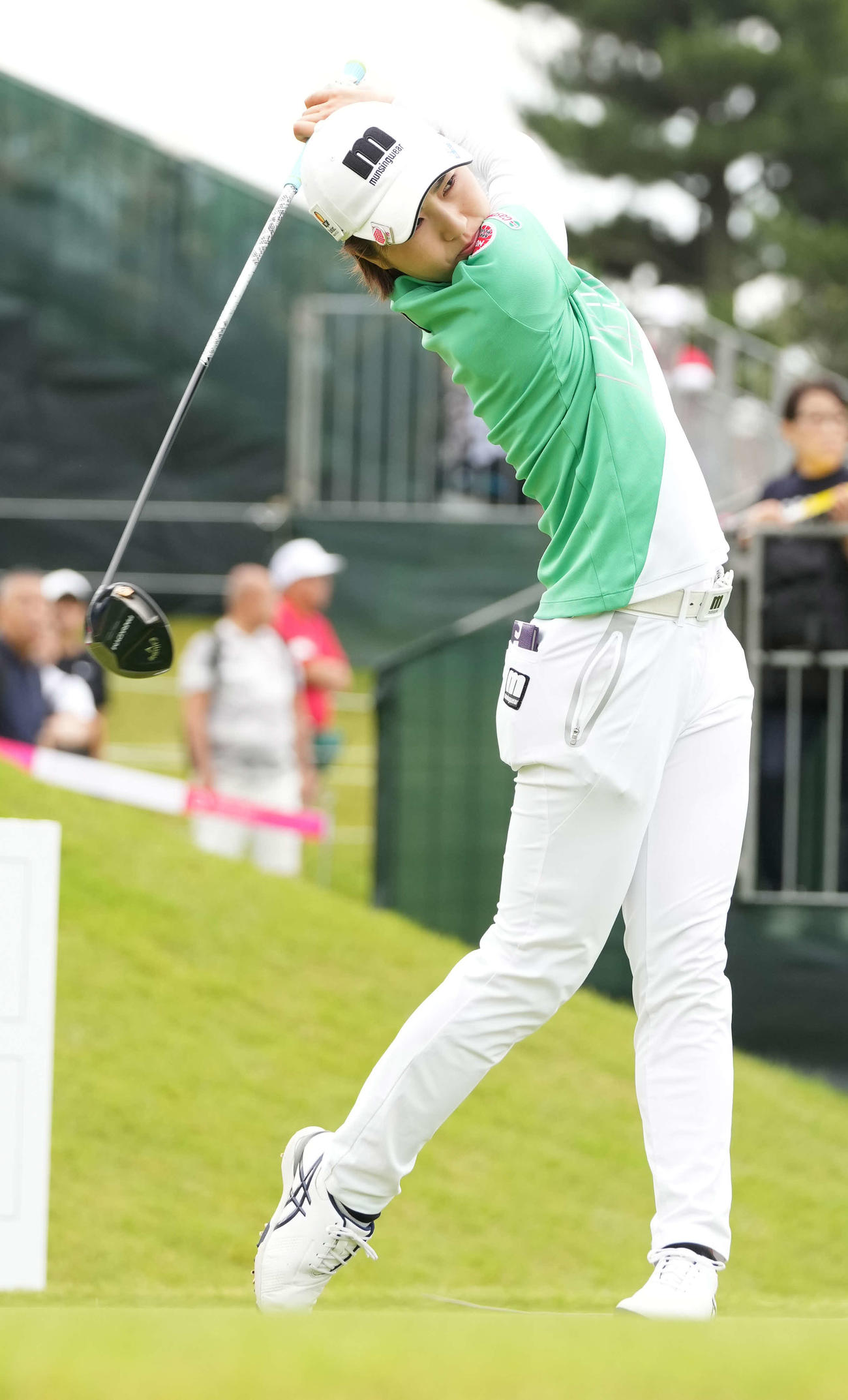 1番、ティーショットを放つ小野（撮影・小沢裕）