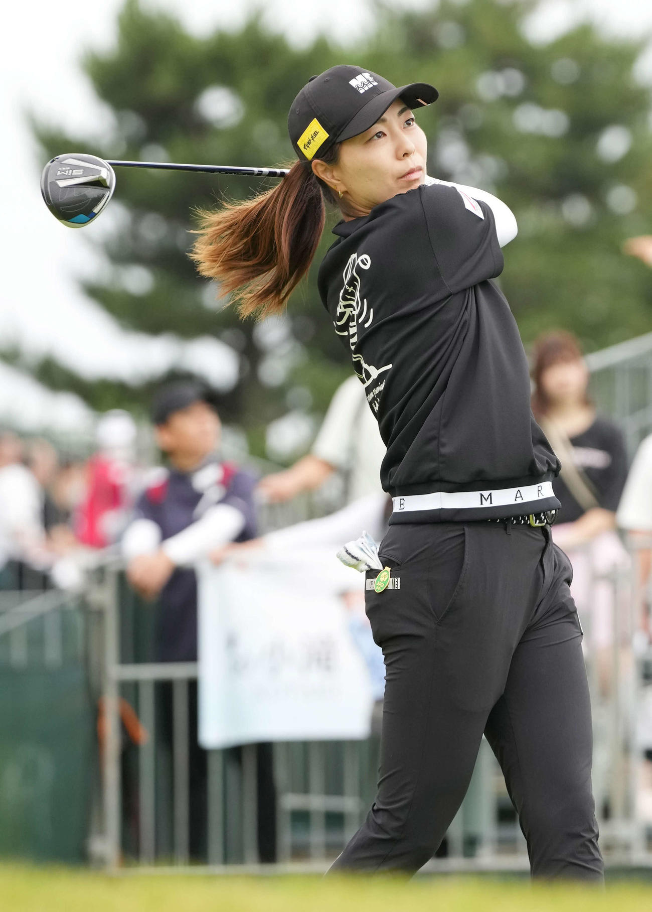 1番、ティーショットを放つ服部（撮影・小沢裕）