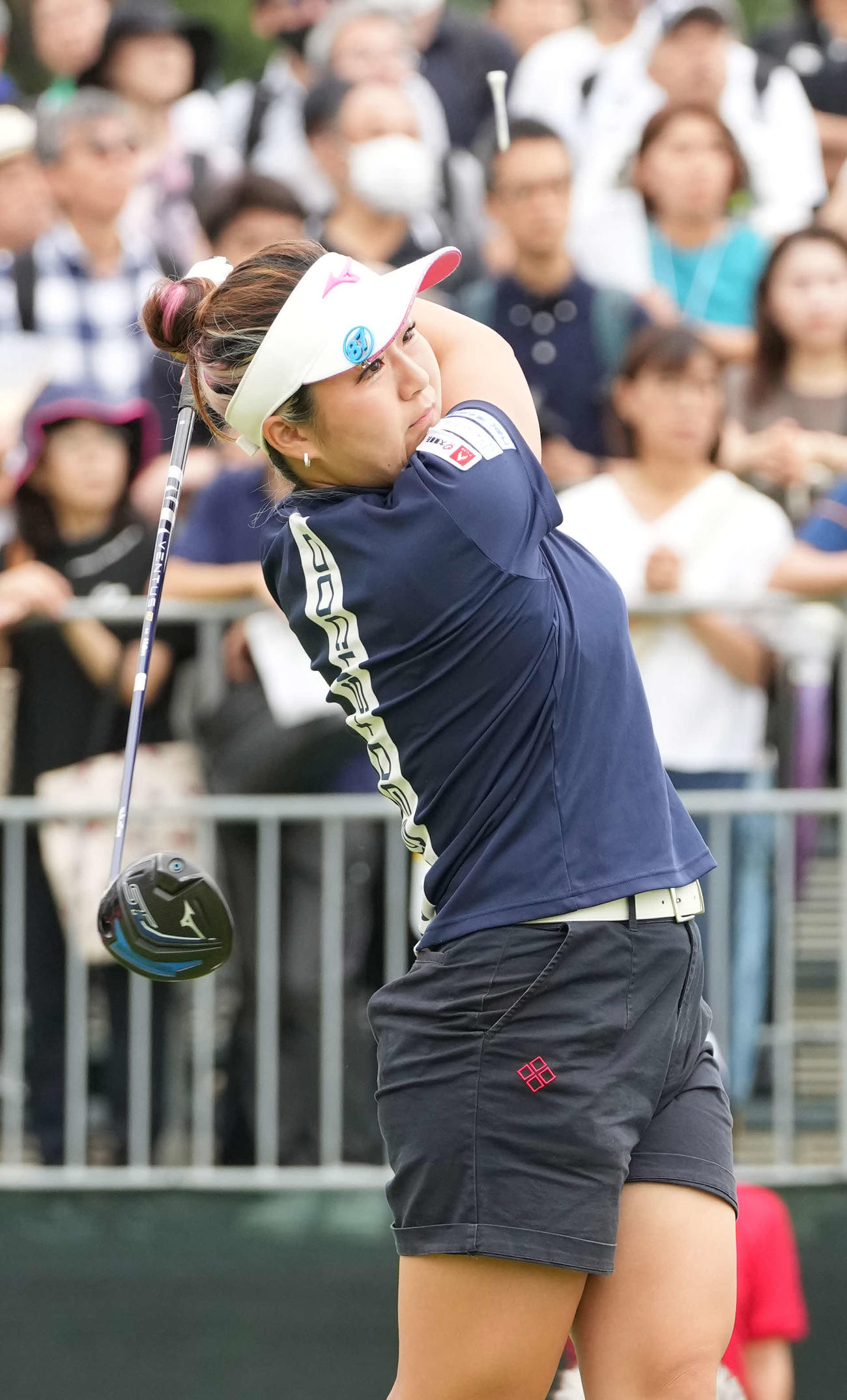 1番、ティーショットを放つ千葉（撮影・小沢裕）