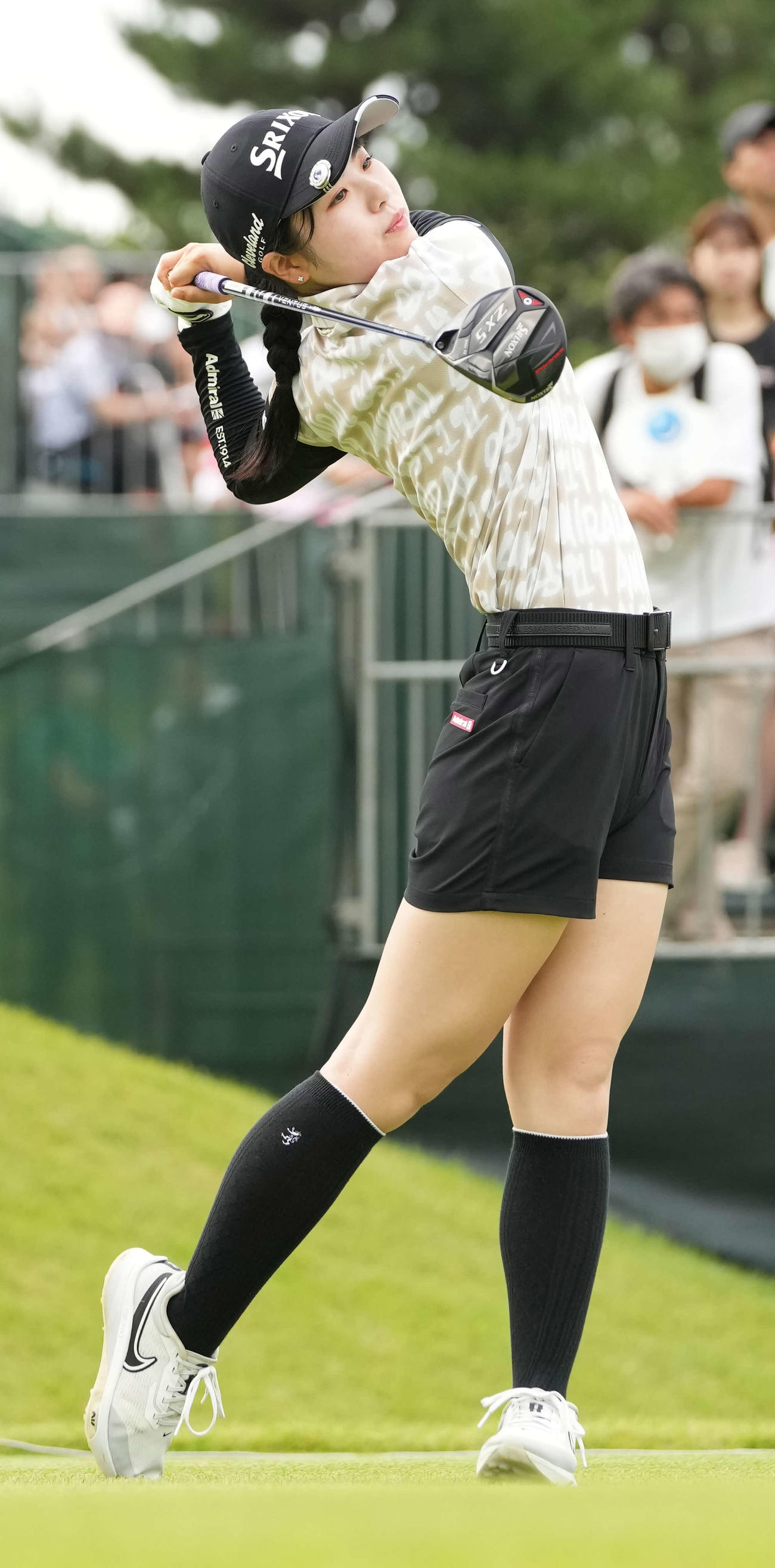 1番、ティーショットを放つ尾関（撮影・小沢裕）