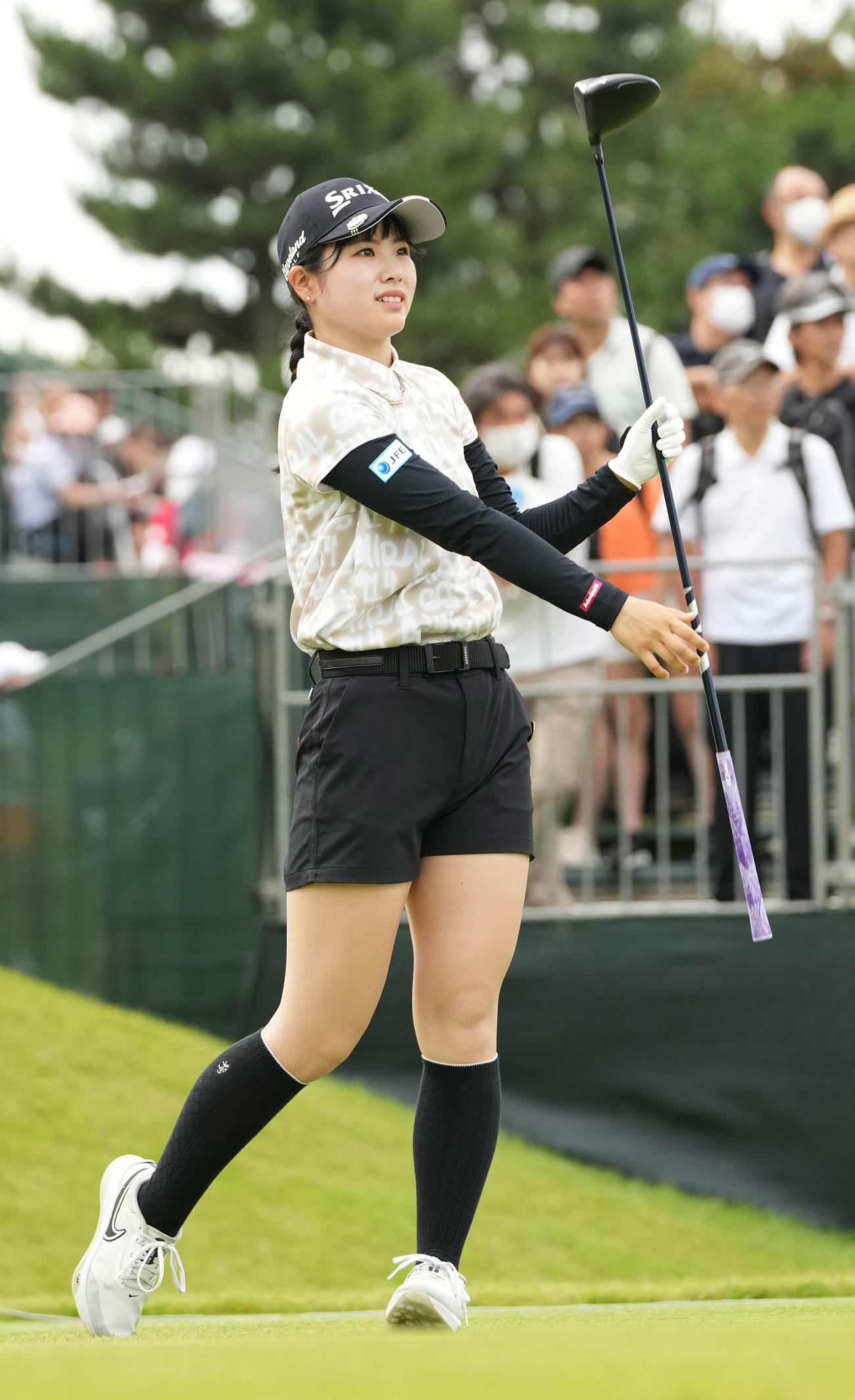 1番、ティーショットを放ち打球を見つめる尾関（撮影・小沢裕）
