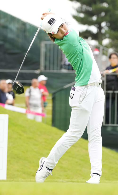 1番、ティーショットを放つ小野（撮影・小沢裕）
