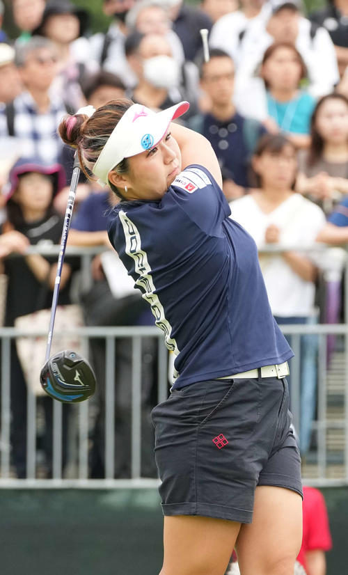 1番、ティーショットを放つ千葉（撮影・小沢裕）