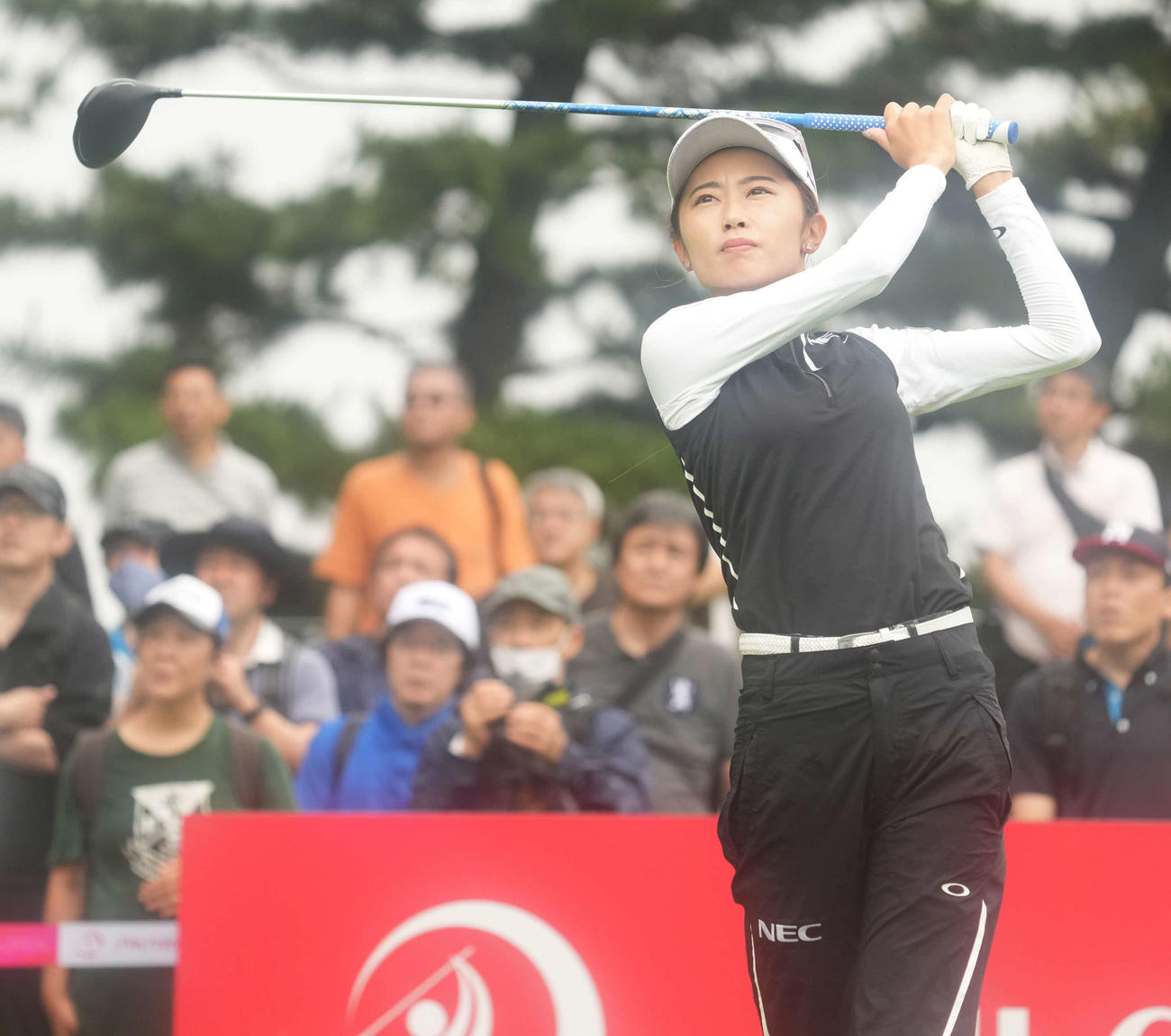 18番、ティーショットを放つ安田祐（撮影・小沢裕）