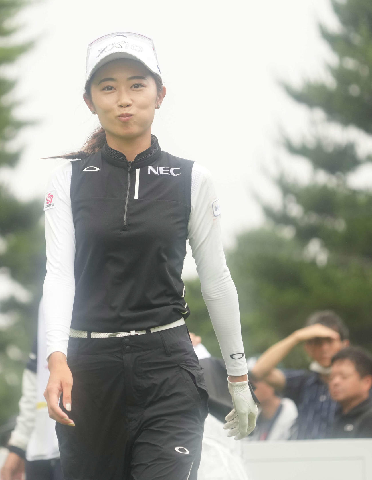 18番、ティーショットを終えた安田祐は口をもぐもぐしながら歩き出す（撮影・小沢裕）
