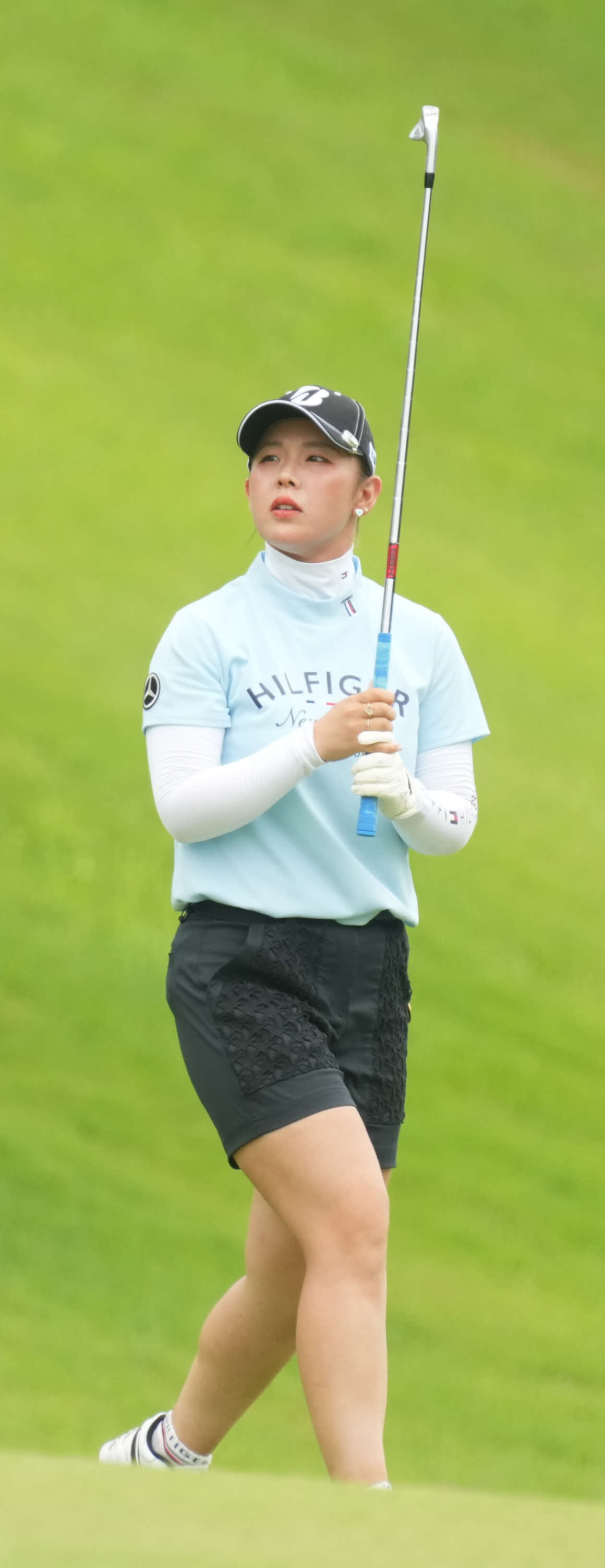 18番、第2打を放つ吉田優（撮影・小沢裕）