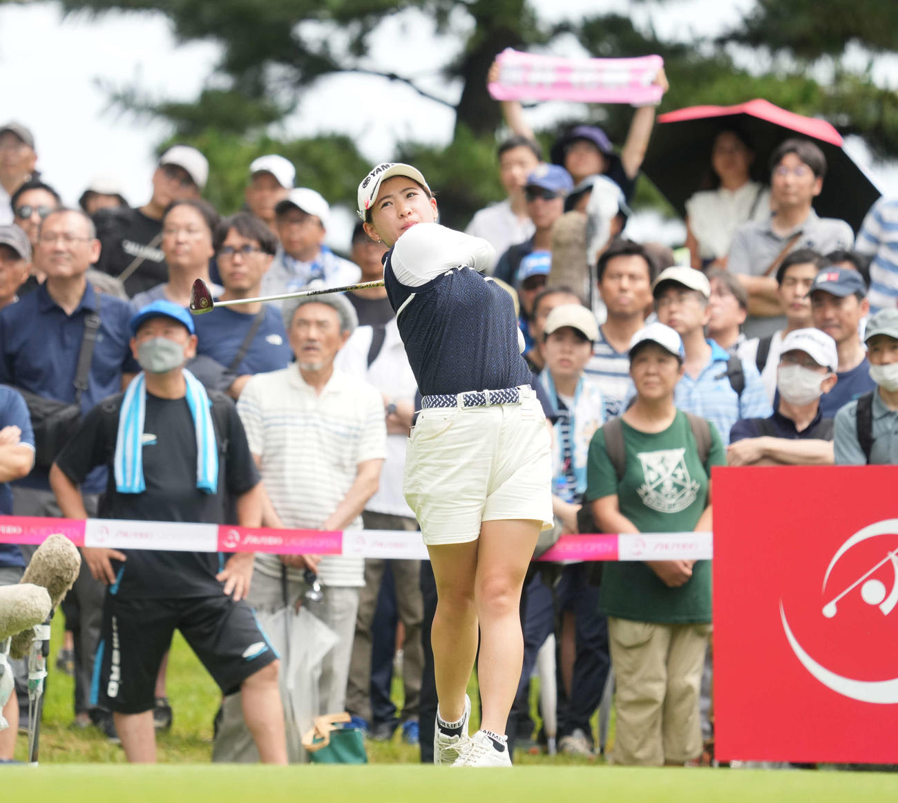 18番、ティーショットを放つ永井（撮影・小沢裕）