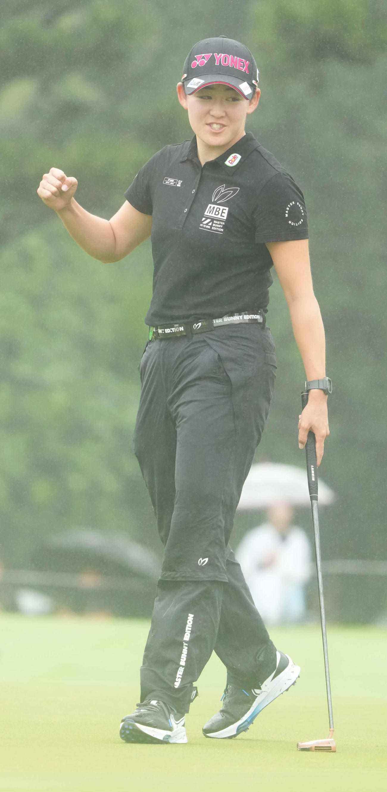 15番、バーディーを奪いガッツポーズする岩井明（撮影・小沢裕）