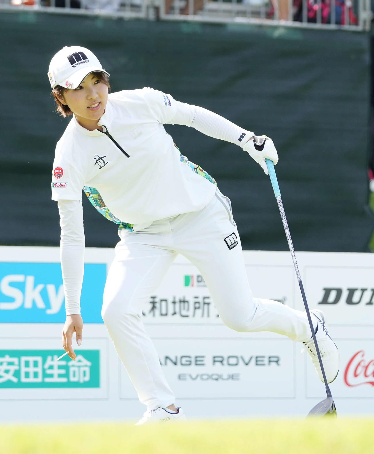 1番、ティーショットを放ち打球を見つめる小野（撮影・小沢裕）