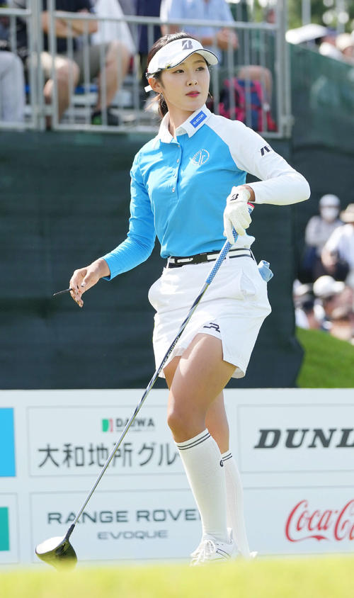 1番、ティーショットを放ち打球を見つめる高木(撮影・小沢裕)