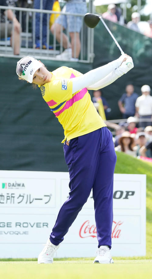 1番、ティーショットを放つ浜田(撮影・小沢裕)