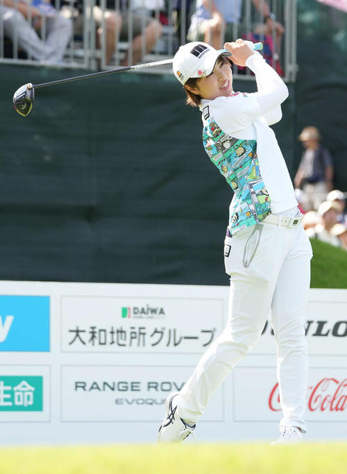 1番、ティーショットを放つ小野(撮影・小沢裕)