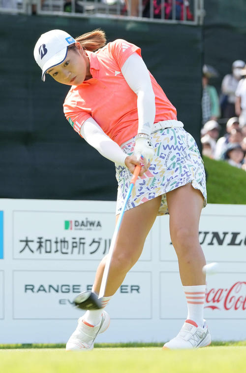 1番、ティーショットを放つ佐藤(撮影・小沢裕)
