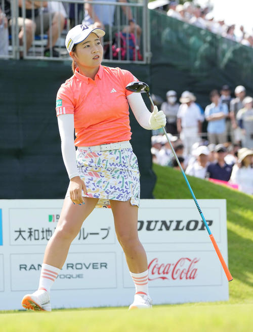 1番、ティーショットを放ち打球を見つめる佐藤(撮影・小沢裕)