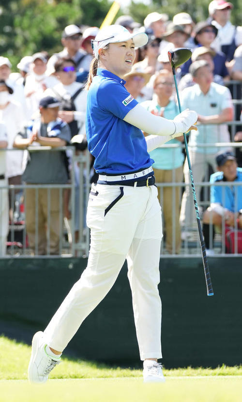 1番、ティーショットを放ち打球を見つめる福山(撮影・小沢裕)