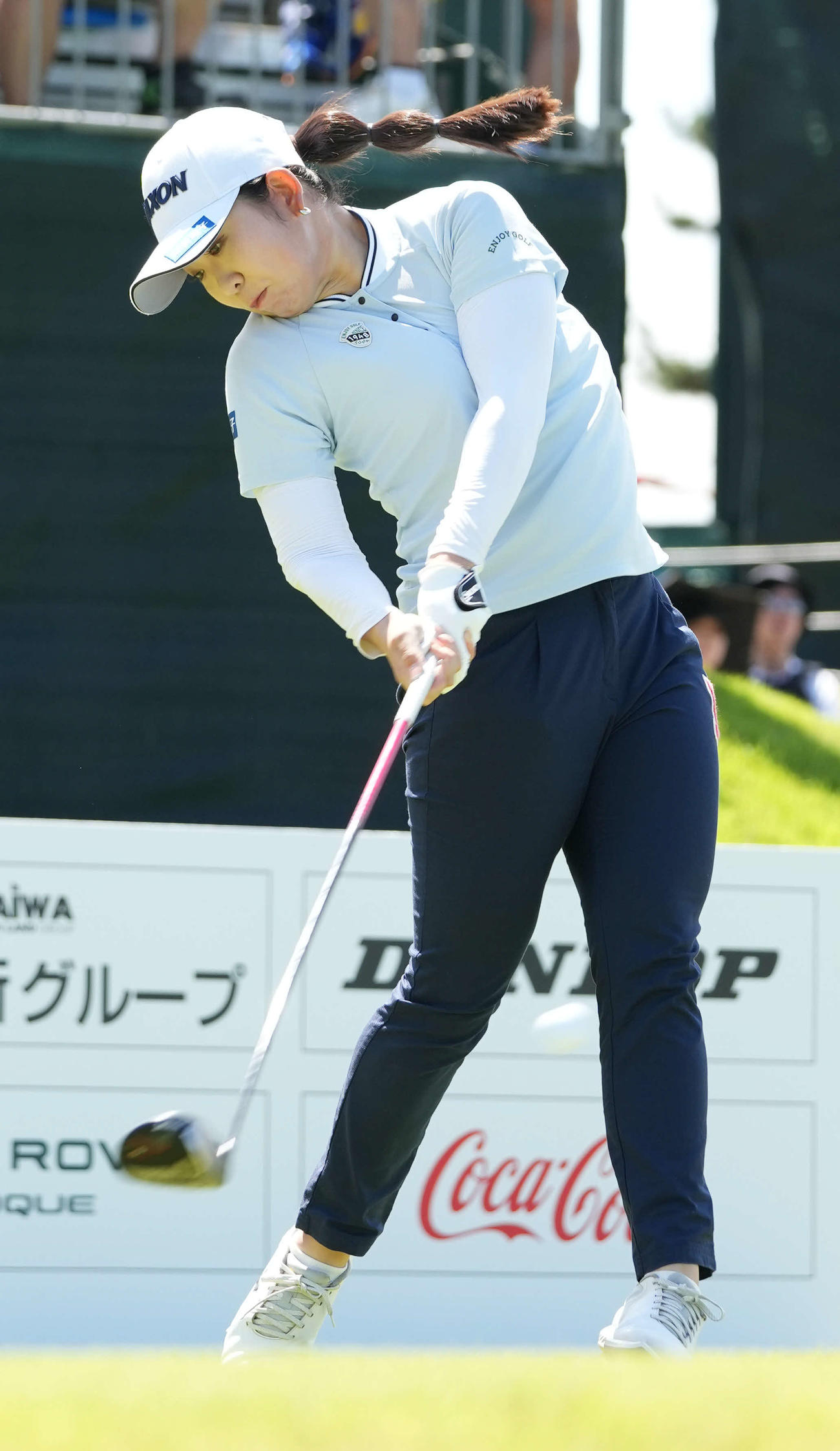 1番、ティーショットを放つ内田（撮影・小沢裕）
