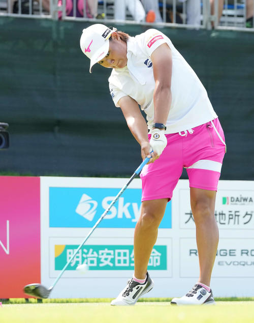 1番、ティーショットを放つ野沢（撮影・小沢裕）
