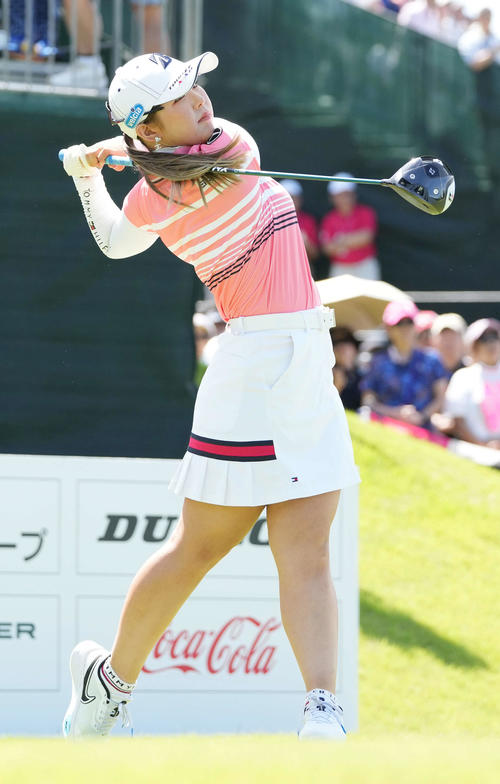 1番、ティーショットを放つ吉田優（撮影・小沢裕）