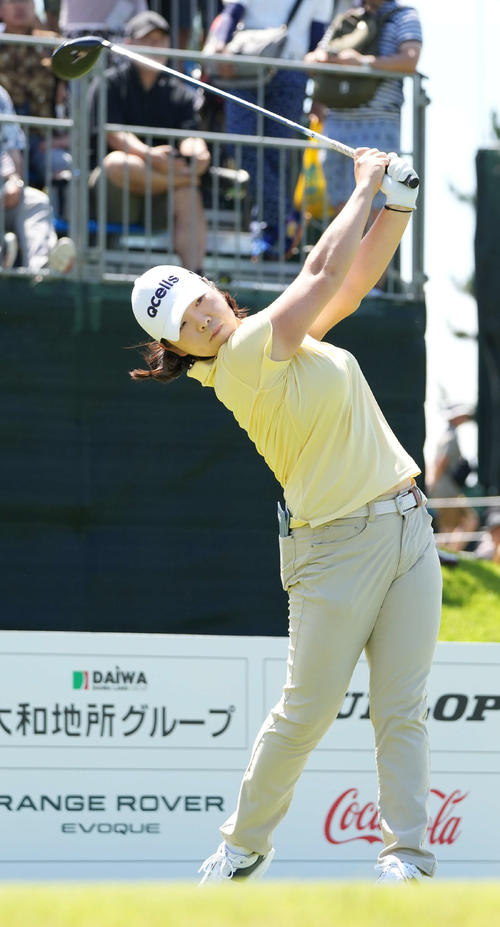 1番、ティーショットを放つイ・ミニョン（撮影・小沢裕）