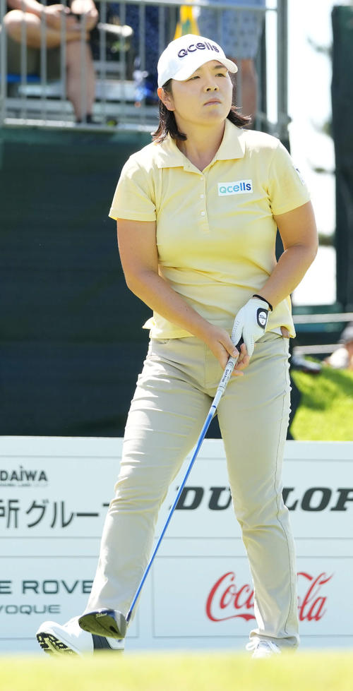1番、ティーショットを放ち打球を見つめるイ・ミニョン（撮影・小沢裕）