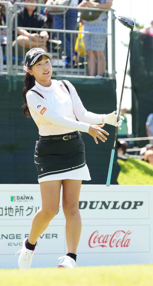 1番、ティーショットを放ち打球を見つめる菅沼（撮影・小沢裕）