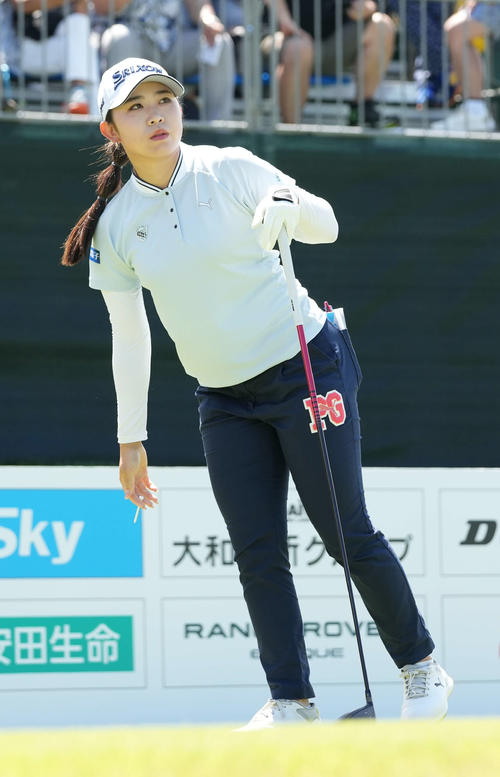 1番、ティーショットを放ち打球を見つめる内田（撮影・小沢裕）