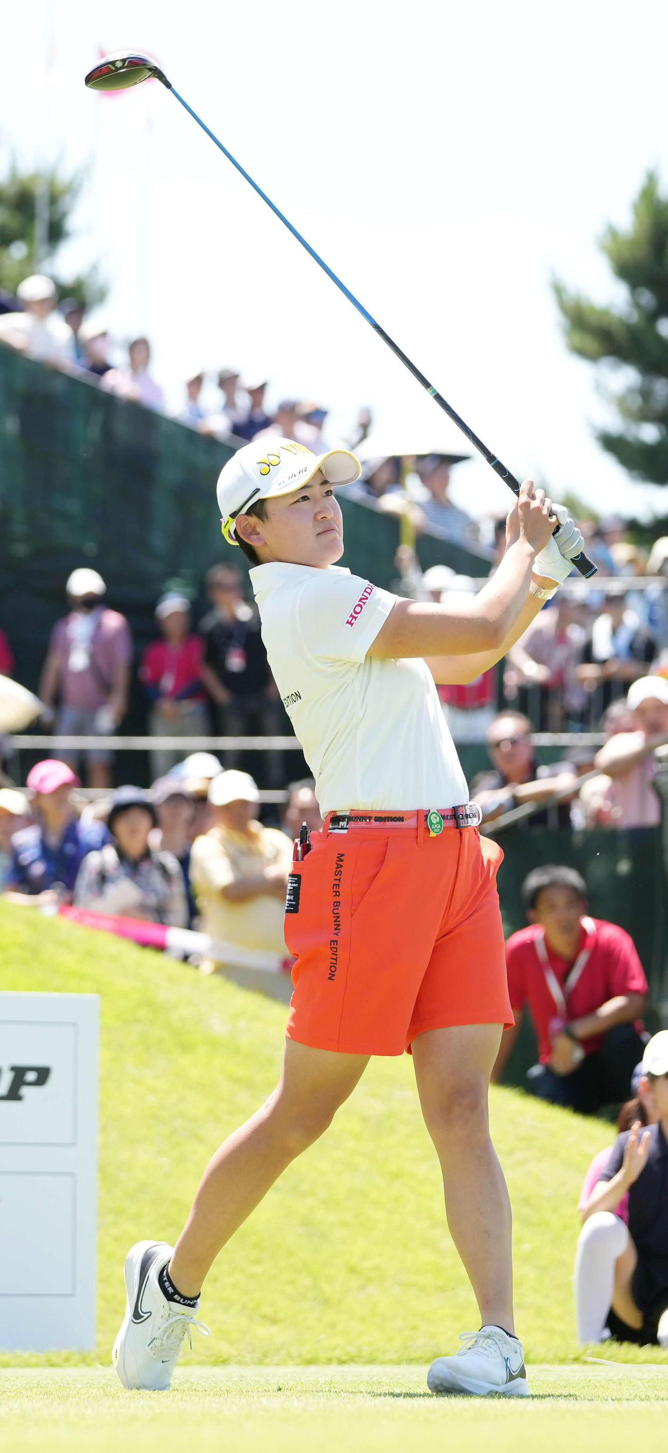 1番、ティーショットを放つ岩井明（撮影・小沢裕）