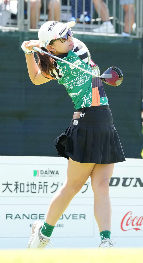 1番、ティーショットを放つ永井(撮影・小沢裕)