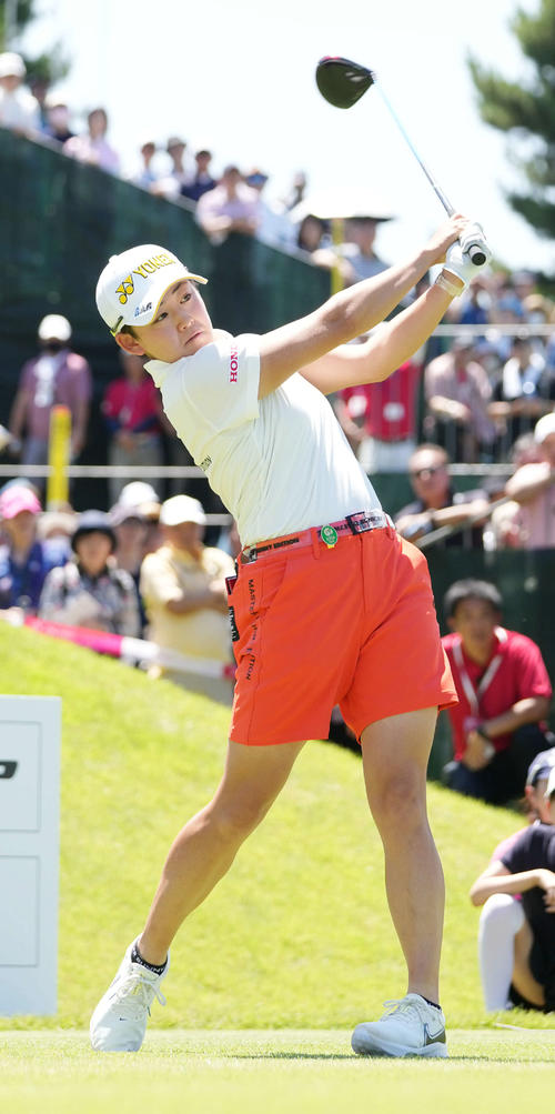 1番、ティーショットを放つ岩井明(撮影・小沢裕)