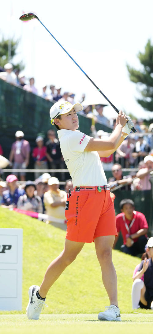 1番、ティーショットを放つ岩井明(撮影・小沢裕)