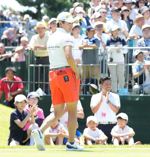 1番、ティーショットを放った岩井明はエスコートキッズから祝福を受ける(撮影・小沢裕)
