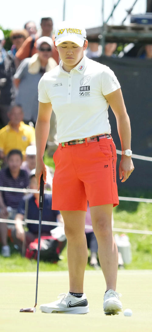 9番、岩井明はバーディーを逃す(撮影・小沢裕)