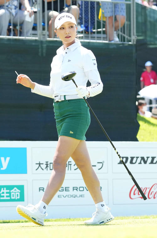 1番、ティーショットを放った宮田はギャラリーの声援に応える(撮影・小沢裕)