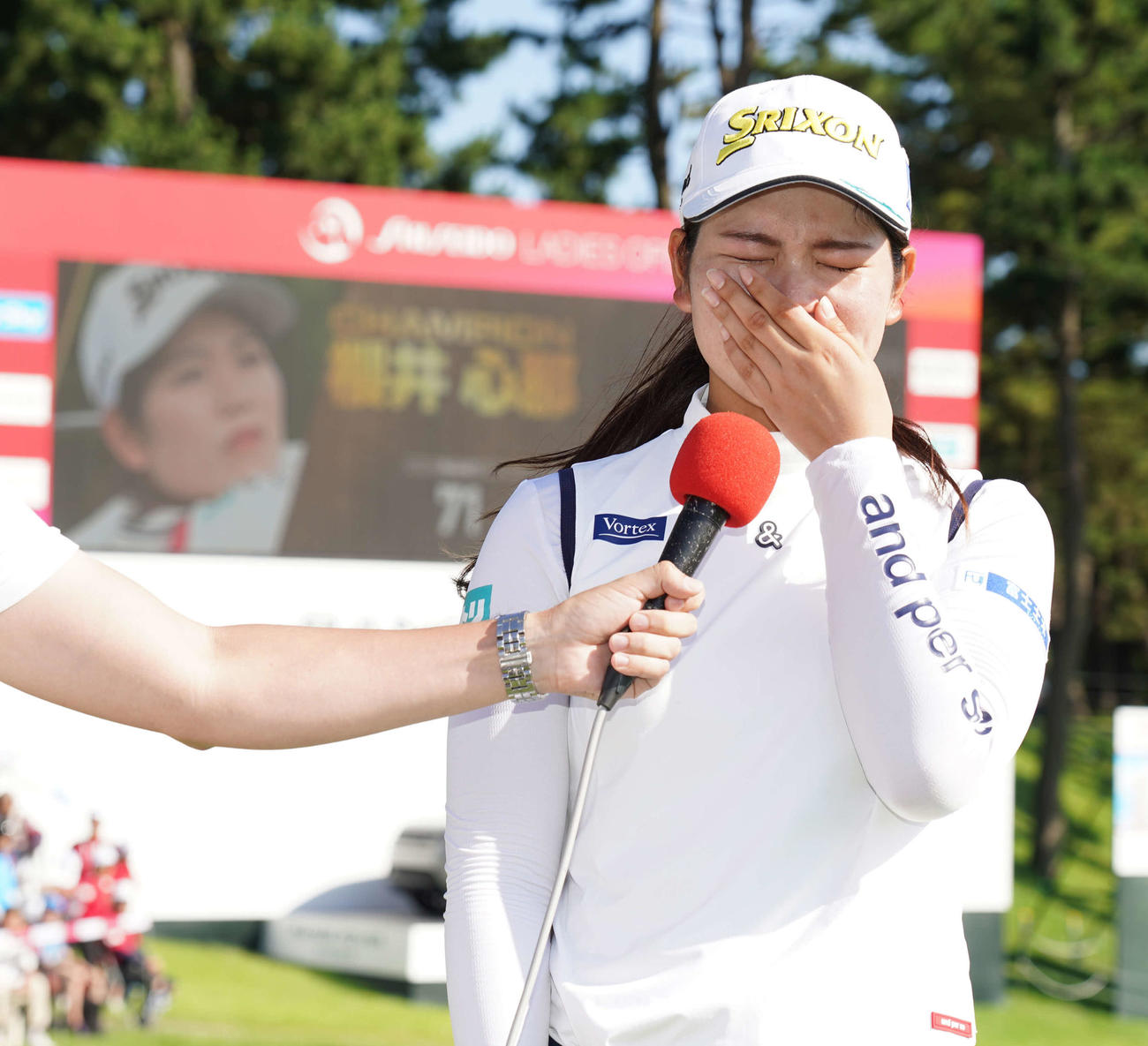 初優勝を飾りインタビューで感極まる桜井（撮影・小沢裕）