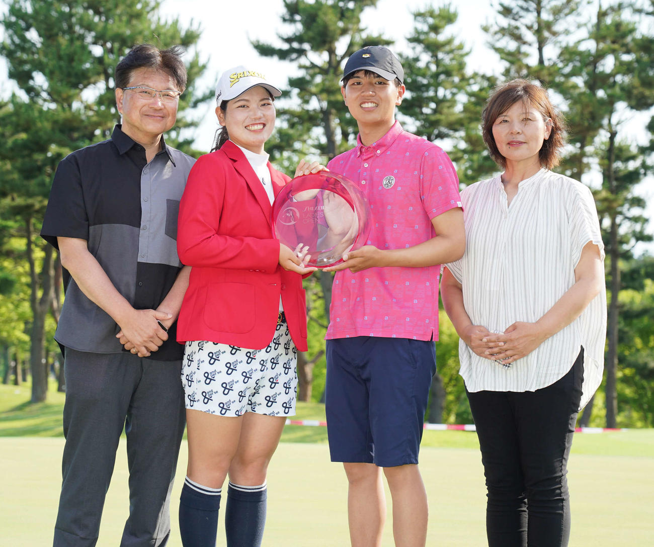 初優勝を飾り記念撮影する父一也さん、桜井、次兄豪さん、母伊津子さん（撮影・小沢裕）