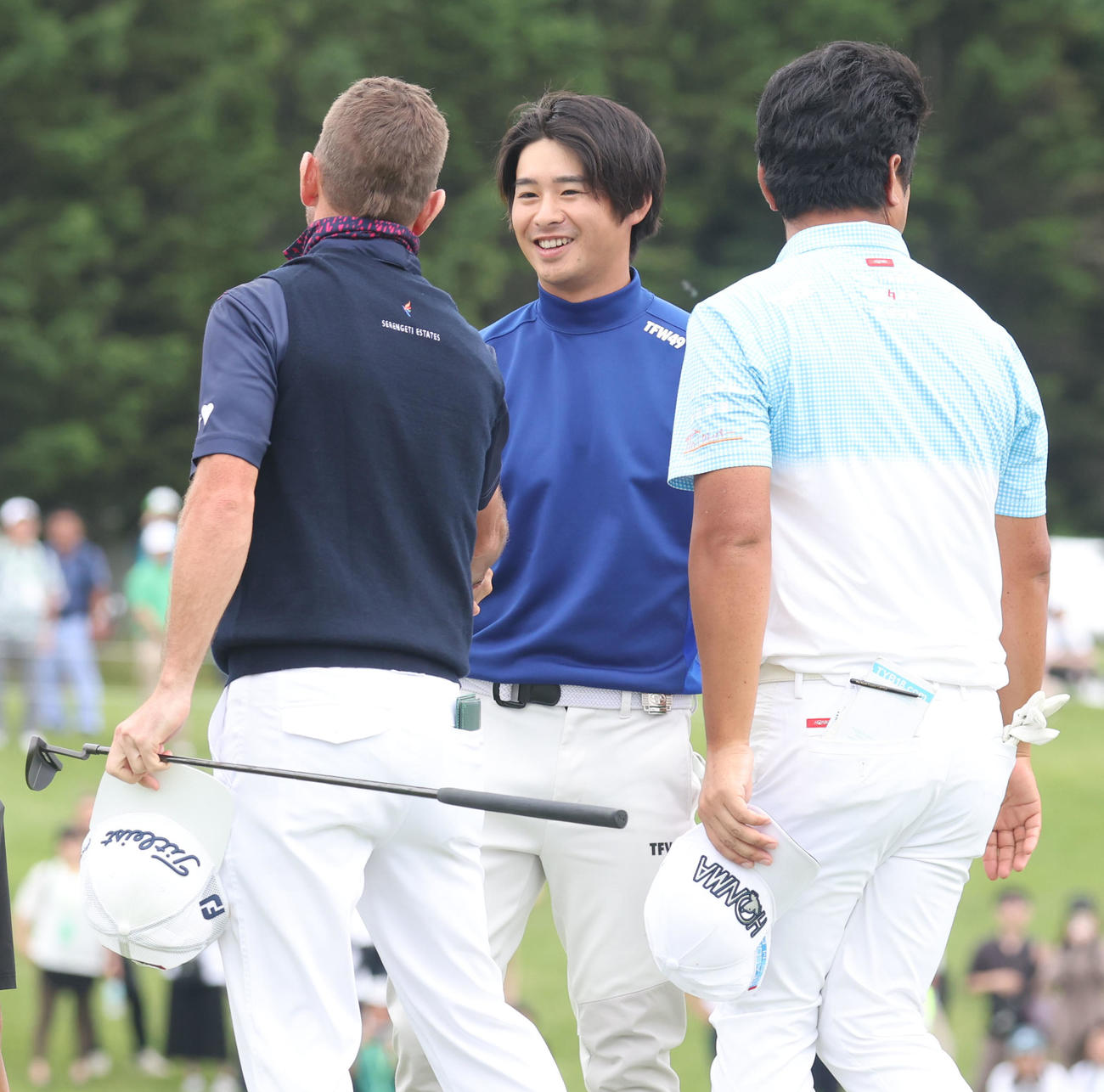 ホールアウトしクルーガー（左手前）と握手をする片岡（撮影・佐藤翔太）
