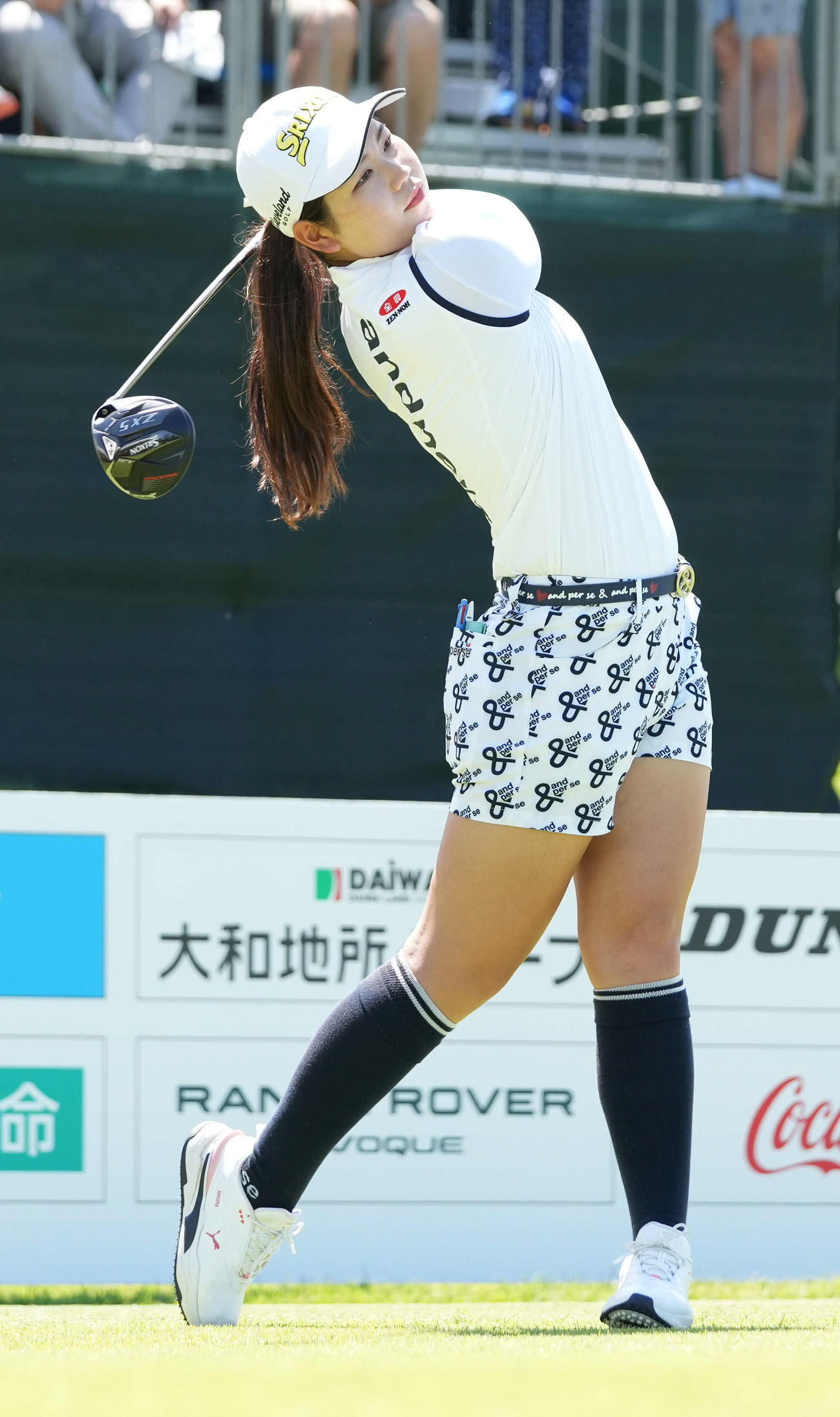 1番、ティーショットを放つ桜井（撮影・小沢裕）