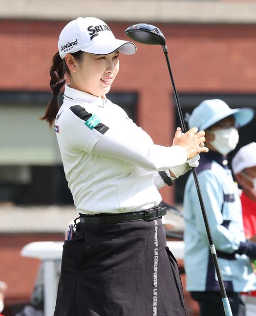 1番、ティーショットを放ち打球を見つめる小祝（撮影・黒川智章）