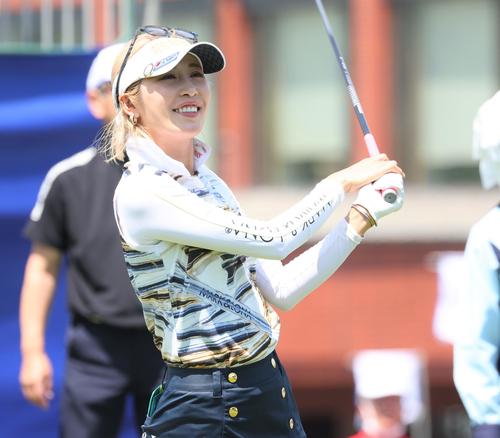 10番、ティーショットを放つ金田（撮影・黒川智章）