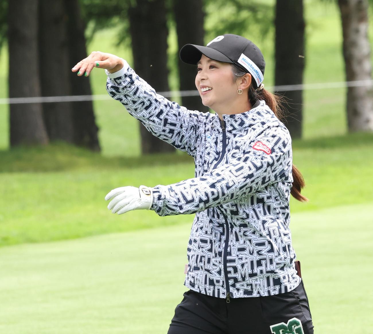 1日目　6番、セカンドショットを放ち笑顔の菊地（撮影・黒川智章）