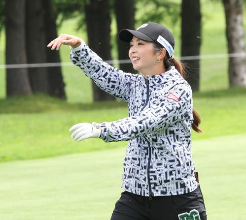 1日目　6番、セカンドショットを放ち笑顔の菊地（撮影・黒川智章）