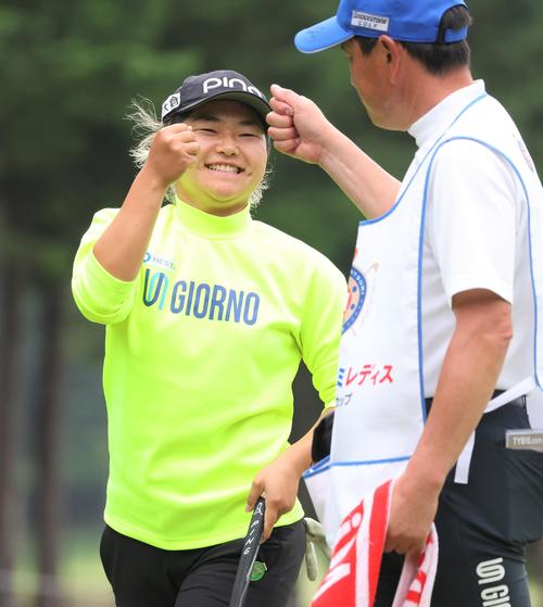 1日目　6番、バーディーをとりキャディーとタッチする宮沢（撮影・黒川智章）