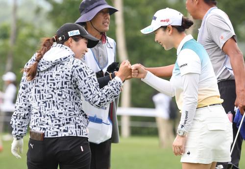 1日目　9番、ホールアウトし小祝（右）とタッチする菊地（撮影・黒川智章）